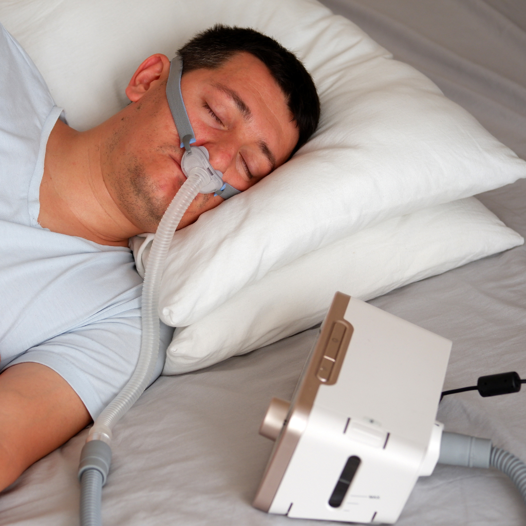 Άντρας που κοιμάται με CPAP συσκευή για τη θεραπεία υπνικής άπνοιας
