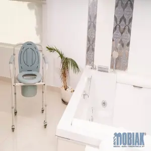 Chaise percée pliante à roulettes 3-en-1, 120 kg | MOBIAK