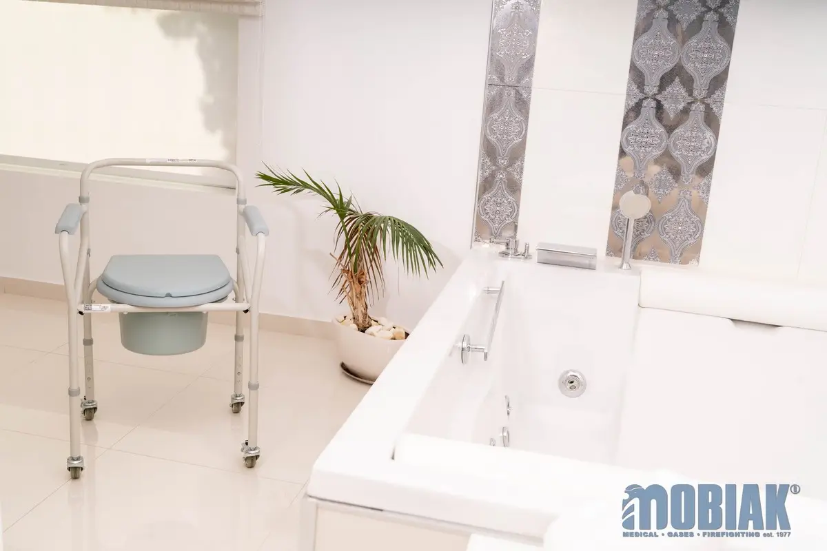 Chaise percée pliante à roulettes 3-en-1, 120 kg | MOBIAK