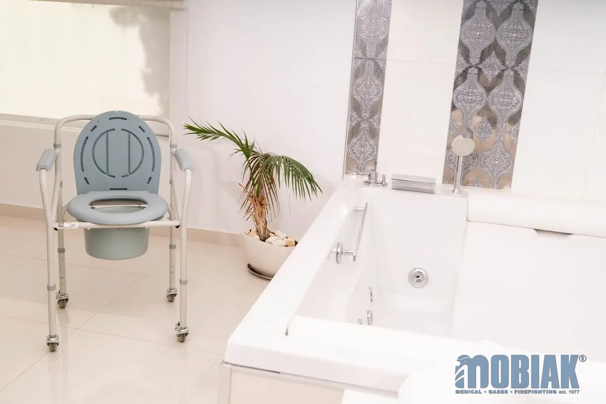 Chaise percée pliante à roulettes 3-en-1, 120 kg | MOBIAK